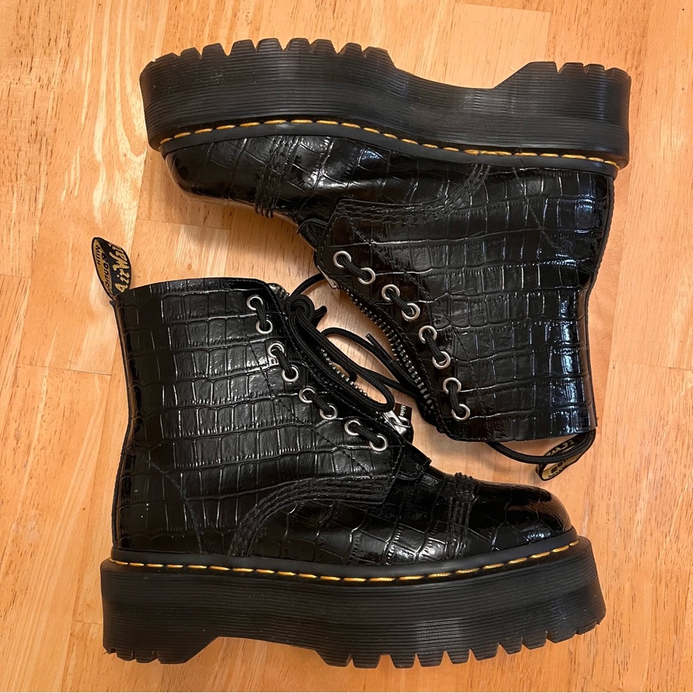 Glossy Alligator Print Women’s Doc Martens